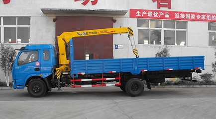 濰坊隨車(chē)吊車(chē)型詳解 8噸隨車(chē)吊、東風(fēng)145與東風(fēng)153隨車(chē)吊在平板車(chē)上的應(yīng)用